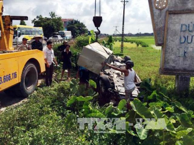 Nam Định Tàu hoả đâm ô tô làm 2 người bị thương