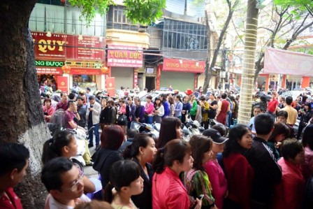 Sàn vàng có chống được vàng hóa
