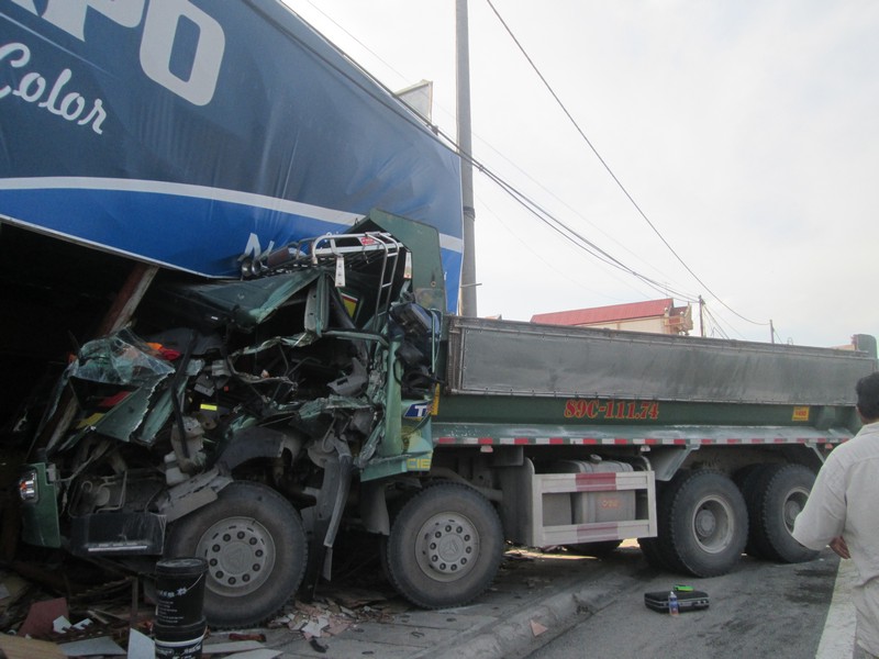 Hà Nam Xe tải lao vào nhà dân, hai người bị thương