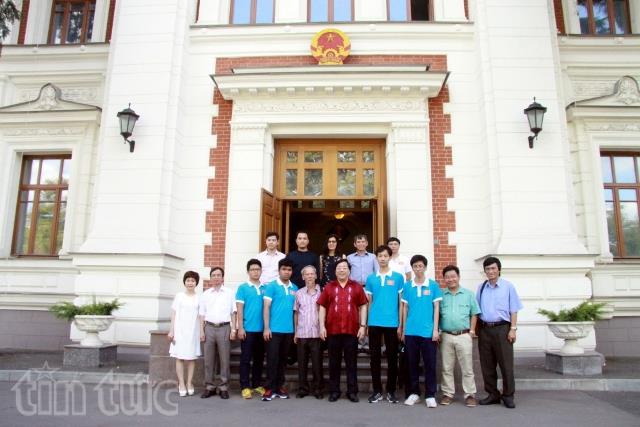 Đại sứ Việt Nam tại Nga gặp mặt đoàn học sinh tham dự Olympic Tin học quốc tế năm 2016