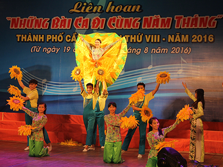 Liên hoan “Những bài ca đi cùng năm tháng” thành phố Cần Thơ lần thứ VIII