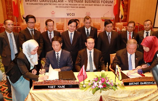 Ký Bản ghi nhớ về hợp tác kinh tế và thương mại giữa Việt Nam và Bru-nây Đa-rút-sa-lam