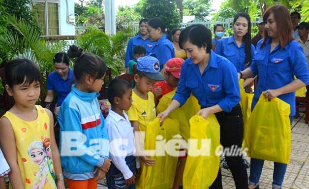 Học sinh nghèo nuôi dưỡng ước mơ đến trường