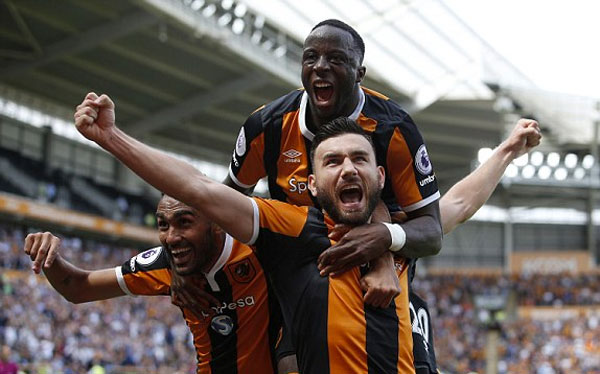 Hull City hạ gục đương kim vô địch Leicester trong ngày khai mạc