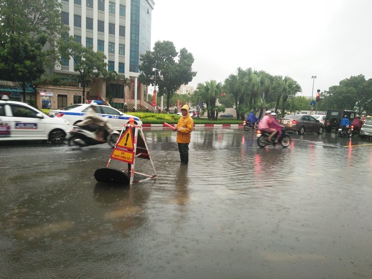 Hà Nội Ngập nhiều tuyến đường do mưa lớn bão số 3