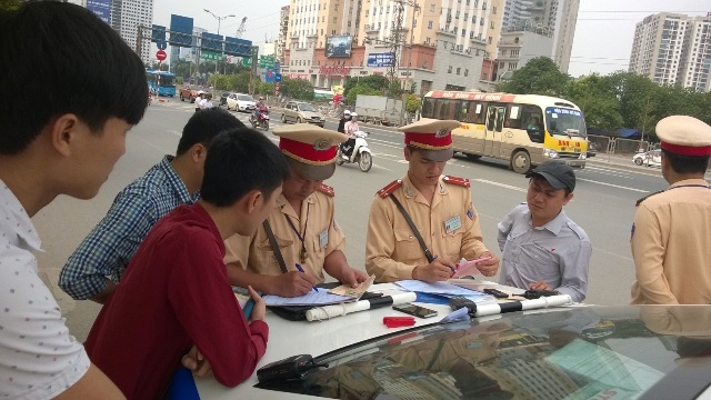 Người dân có quyền kiểm tra giấy tờ của cảnh sát giao thông hay không