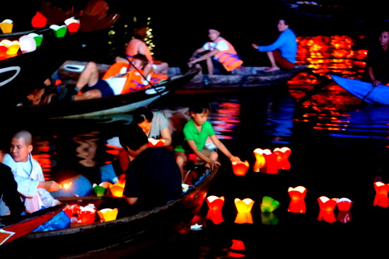 Lung linh đêm Hoa đăng - Báo hiếu trên sông Hoài