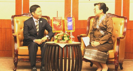 Bộ trưởng Bộ Công Thương Việt Nam họp song phương với Bộ trưởng Bộ Công Thương Lào
