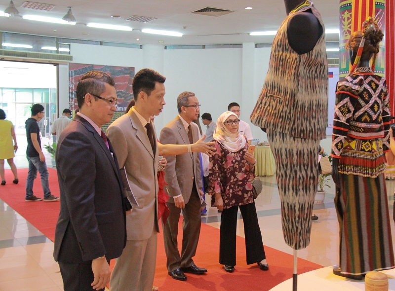 Triển lãm “Truyền thống và đương đại Các tác phẩm từ tập quán của Phillipines”