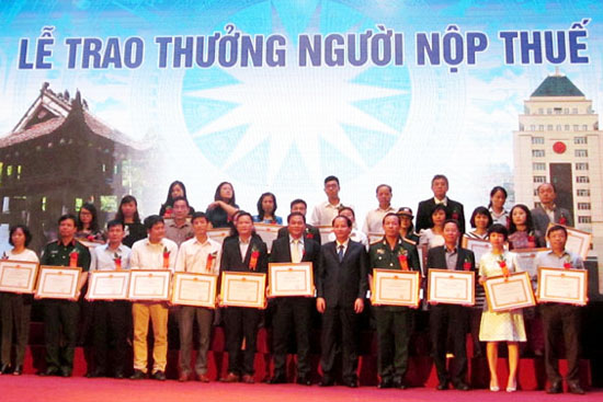 Hà Nội vinh danh hơn 400 tổ chức, cá nhân thực hiện tốt nghĩa vụ thuế