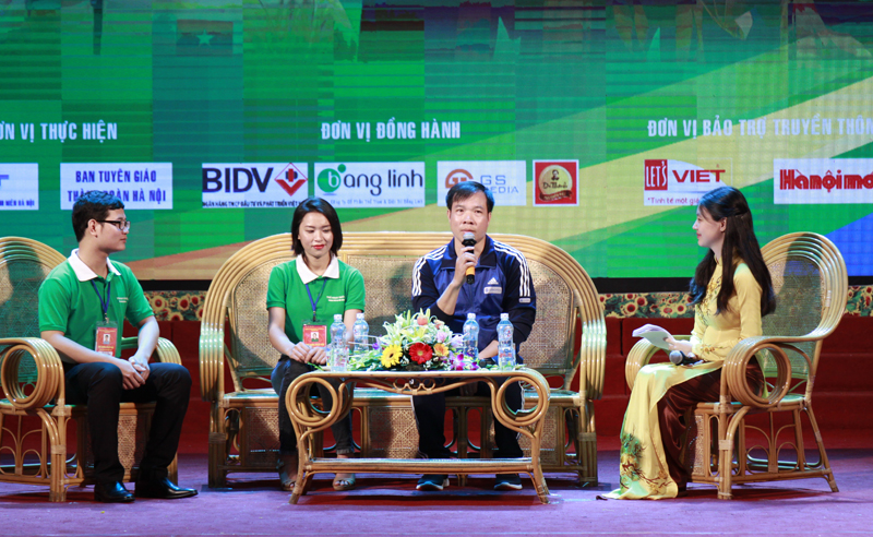 Chương trình giao lưu “Khát vọng chinh phục đỉnh cao” giữa 100 thủ khoa xuất sắc và xạ thủ Hoàng Xuân Vinh