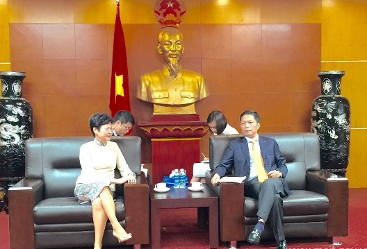 Tổng Thư ký hành chính nội vụ Hồng Kông Carrie Lam làm việc với Bộ Công Thương