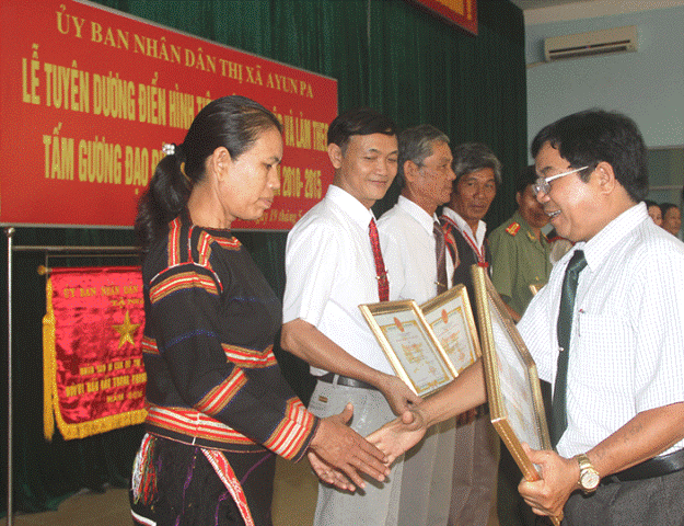 Đảng bộ thị xã Ayun Pa Nâng cao ý thức, trách nhiệm của cán bộ, công chức trong học và làm theo lời Bác