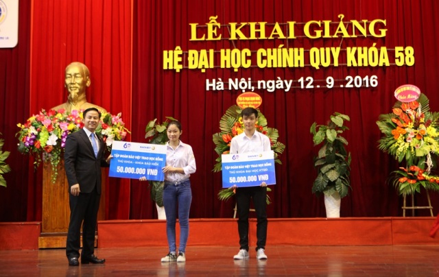 Bảo Việt trao tặng học bổng “Bảo Việt – Niềm tin thắp sáng Tương lai” cho tân sinh viên