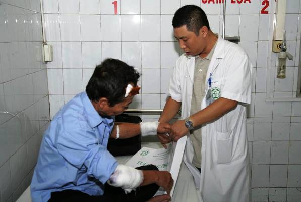 Vụ lật xe khách trên cao tốc Pháp Vân-Cầu Giẽ 11 người vào Bệnh viện Bạch Mai điều trị không ai nguy kịch