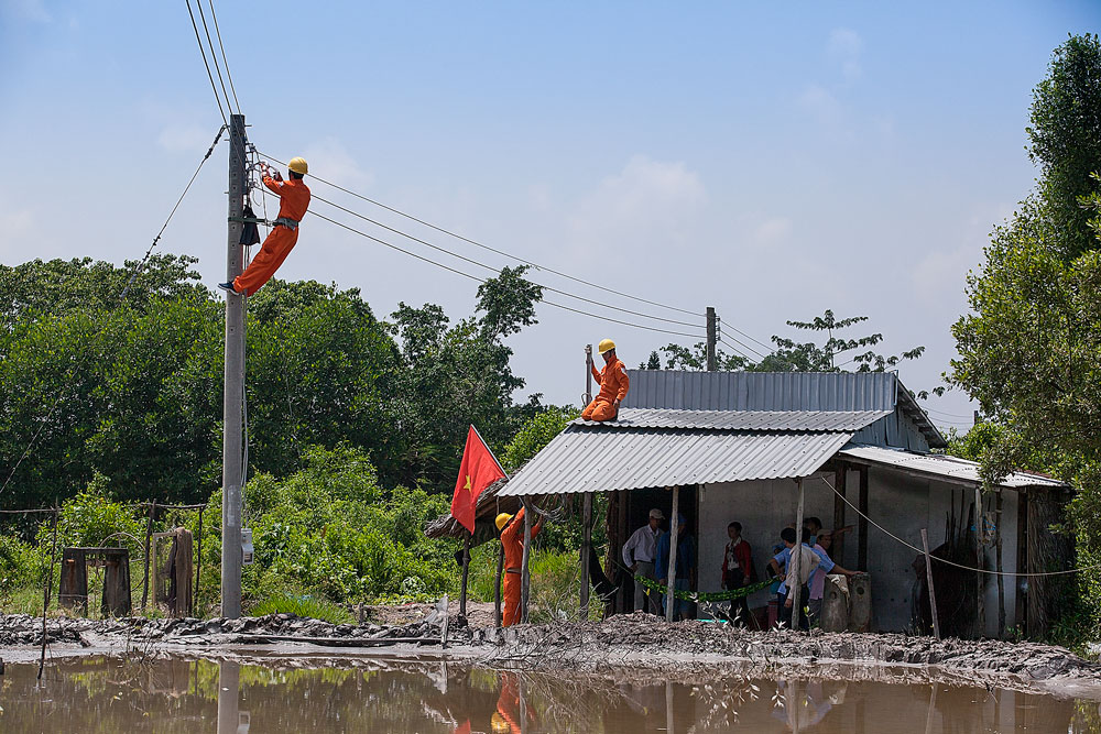 Cuối năm nay gần 1400 hộ dân vùng sâu, vùng xa Cà Mau sẽ được dùng điện lưới quốc gia