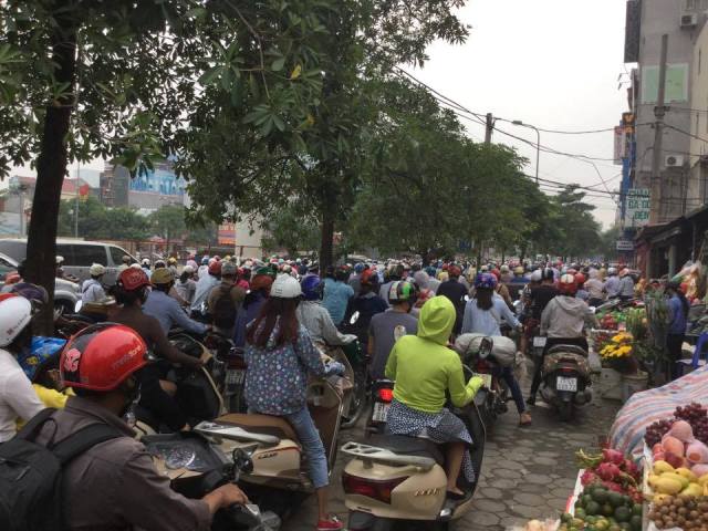 Cấm xe máy biển ngoại tỉnh có giải quyết được tình trạng quá tải