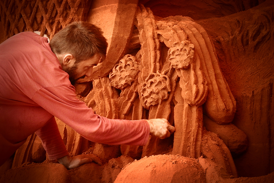 Biểu diễn điêu khắc tượng cát tại Bình Thuận