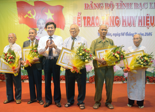 Đảng bộ tỉnh Trao tặng Huy hiệu Đảng cho 128 đảng viên