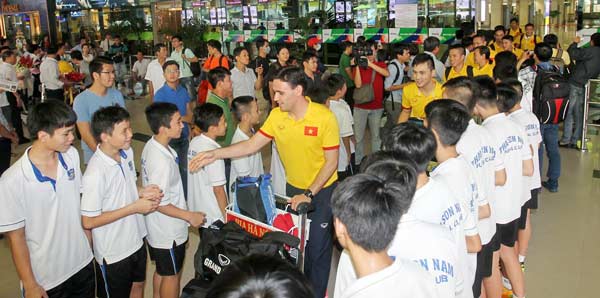 Người hâm mộ hân hoan chào đón Đội tuyển Futsal Việt Nam thi đấu thành công về nước
