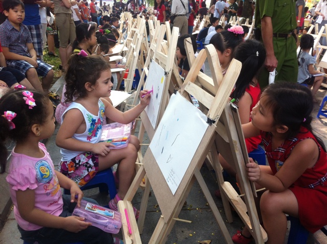 “Vẽ lên cổ tích” cho các bệnh nhi dịp Trung thu 2016