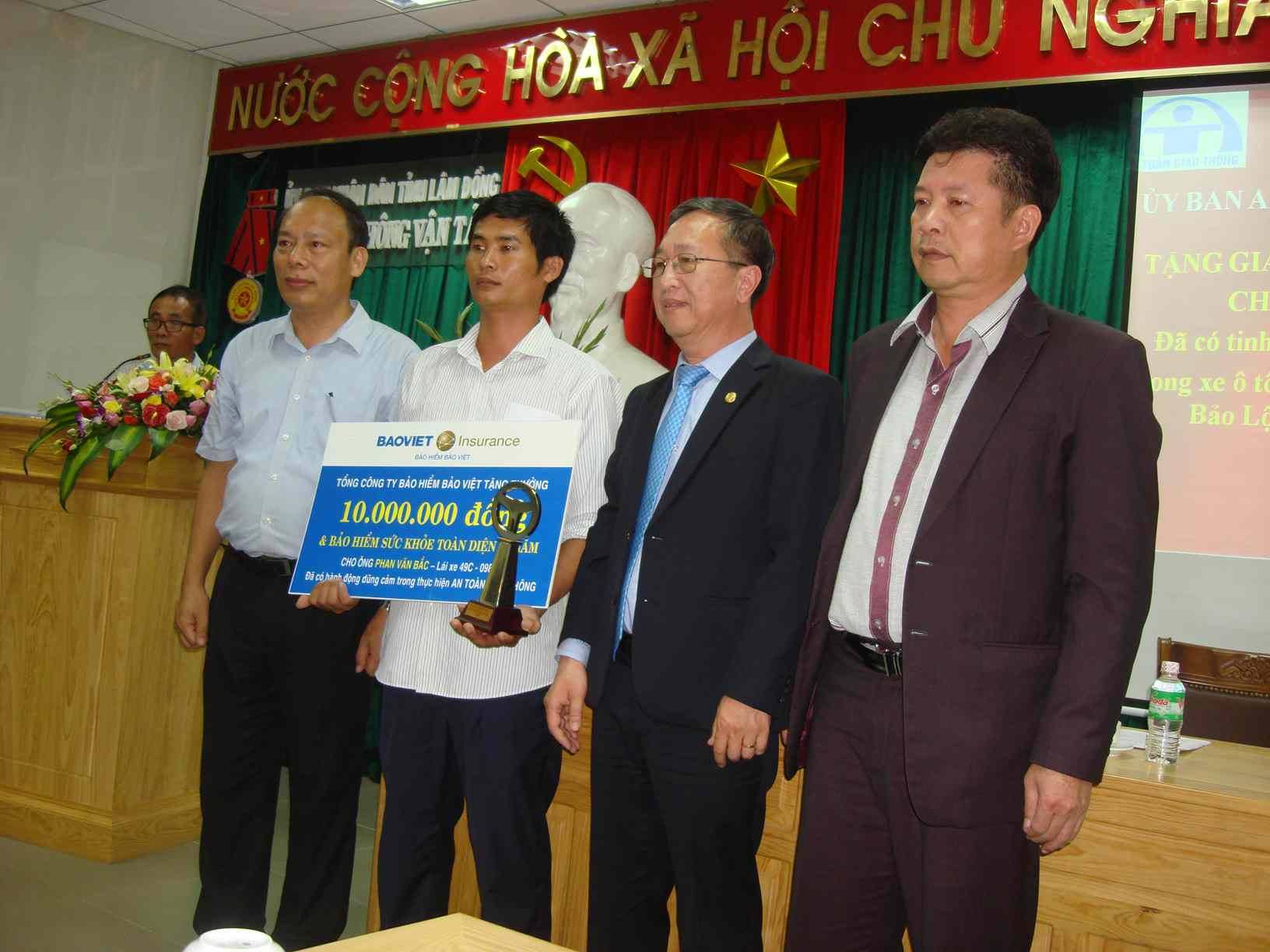 Tổng Công ty Bảo hiểm Bảo Việt tặng thưởng lái xe Phan Văn Bắc