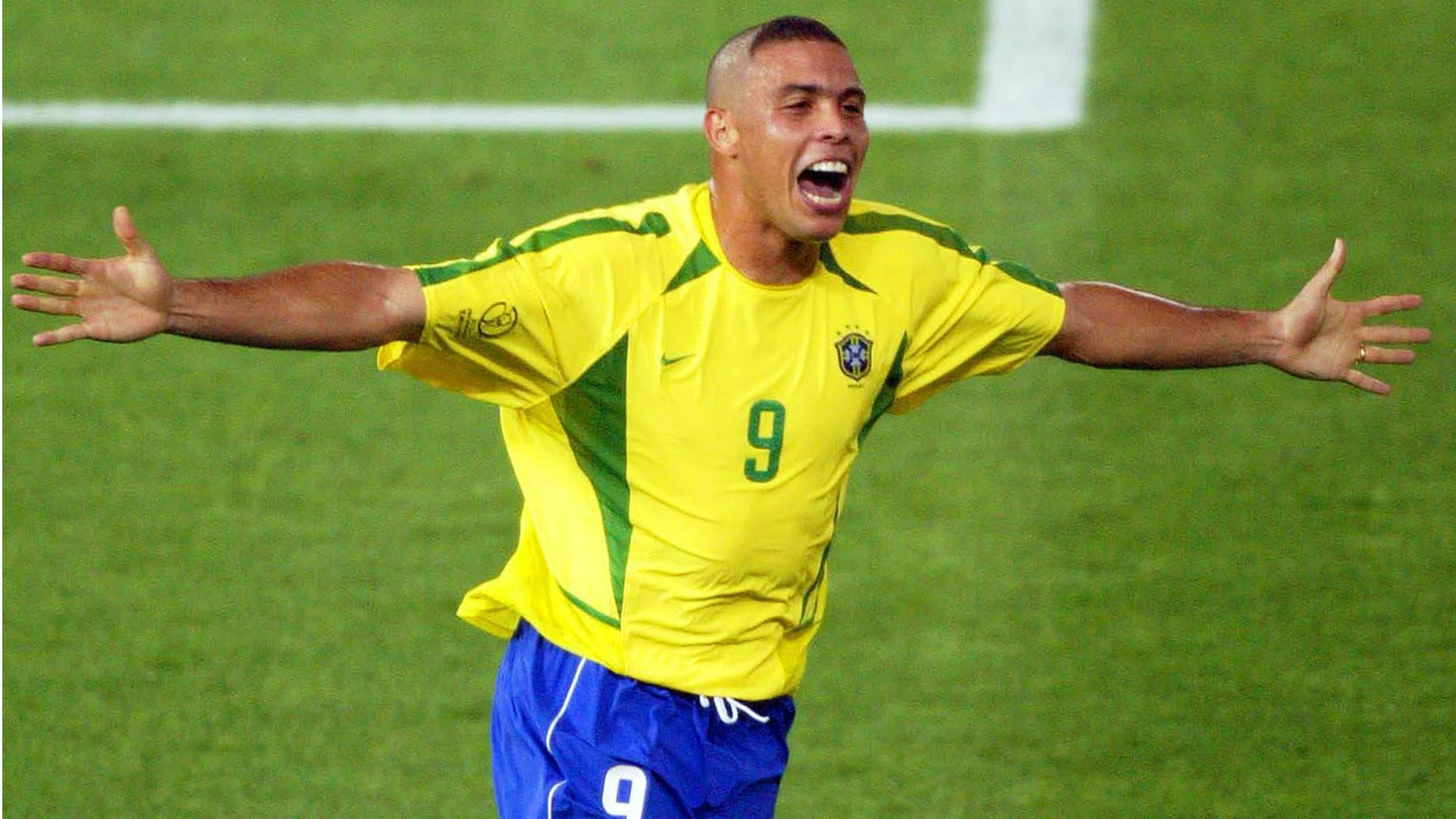 “Người ngoài hành tinh” Ronaldo là tiền đạo hay nhất mọi thời đại