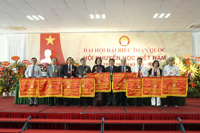 Trung ương Hội Khuyến học Việt Nam tặng Cờ thi đua xuất sắc cho Tạp chí Dạy và Học ngày nay
