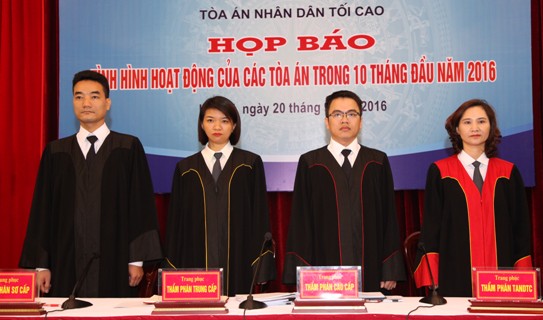 Sẽ thí điểm trang phục áo choàng thẩm phán trong tháng 10