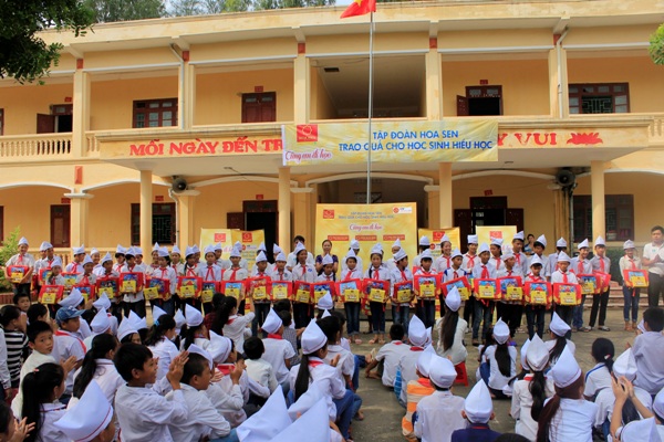 Tập đoàn Hoa Sen tặng cặp và vở cho học sinh có hoàn cảnh khó khăn, hiếu học trên cả nước