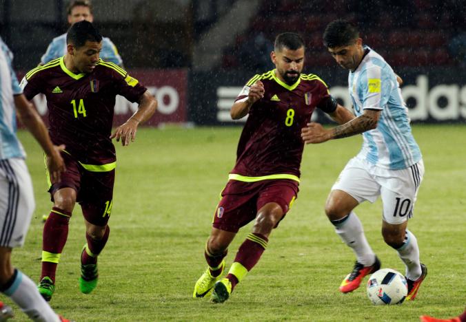 Vắng Messi, Argentina suýt thua tại Venezuela