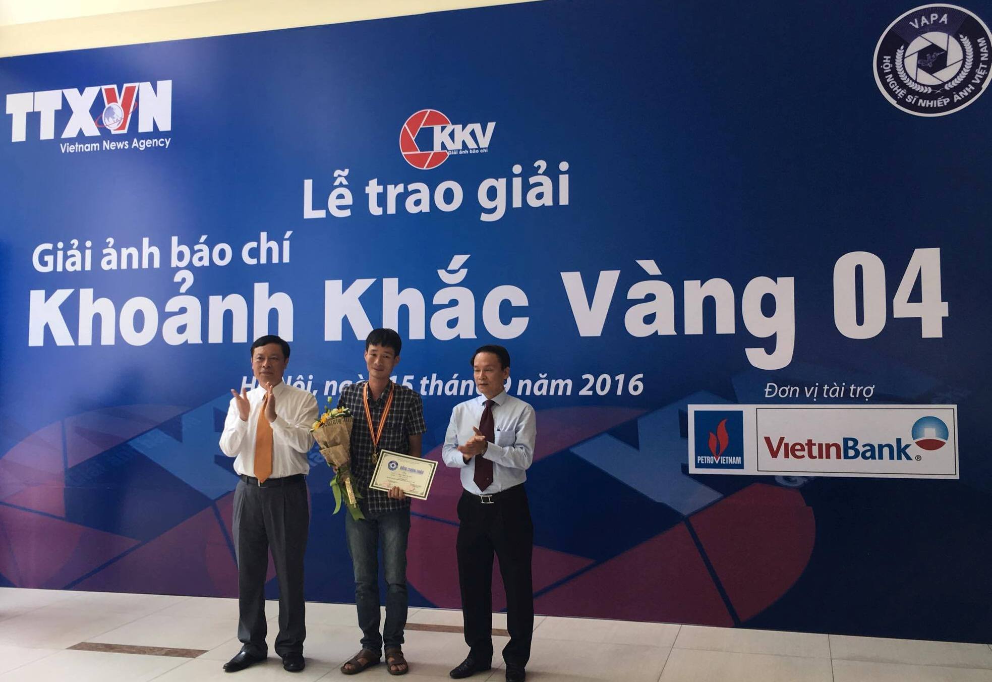 Trao Giải ảnh báo chí “Khoảnh khắc Vàng 04”