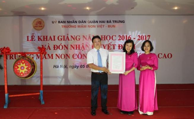 Trường Mầm non Việt - Bun Hà Nội đón nhận Quyết định trường công lập chất lượng cao