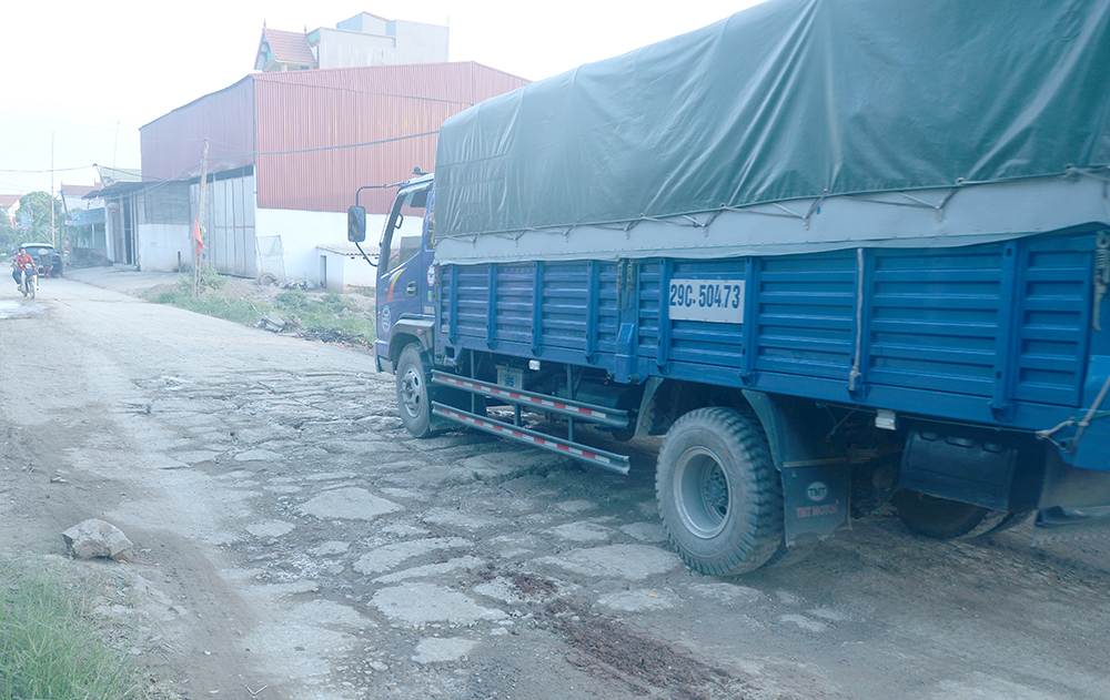 Khoái Châu Hưng Yên  Xe quá tải tung hoành cày nát đường dân sinh