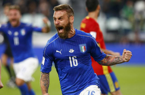 Italia may mắn giành lại 1 điểm trước Tây Ban Nha
