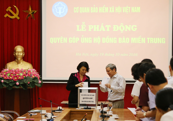BHXH Việt Nam chung tay ủng hộ đồng bào miền Trung