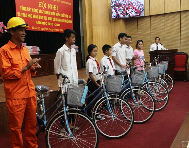 Tổng kết công tác thanh thiếu niên Chữ thập đỏ và trao học bổng cho học sinh có hoàn cảnh khó khăn