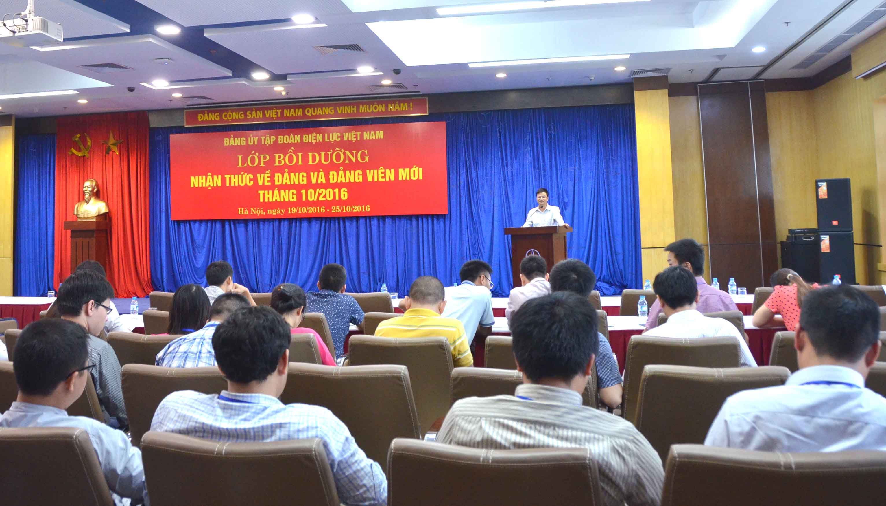 Đảng ủy EVN bồi dưỡng nhận thức về Đảng cho 120 học viên