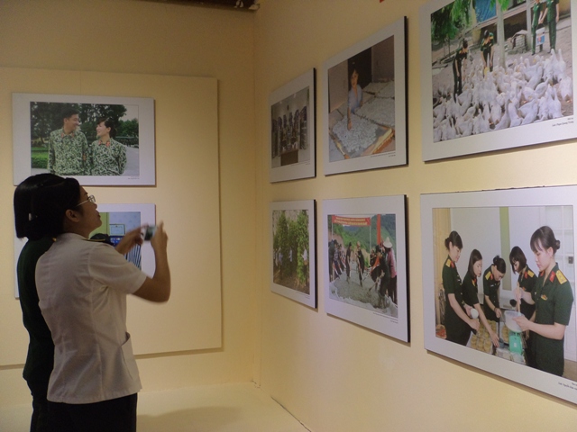 Triển lãm ảnh “Nét đẹp nữ quân nhân trong thời kỳ đổi mới”