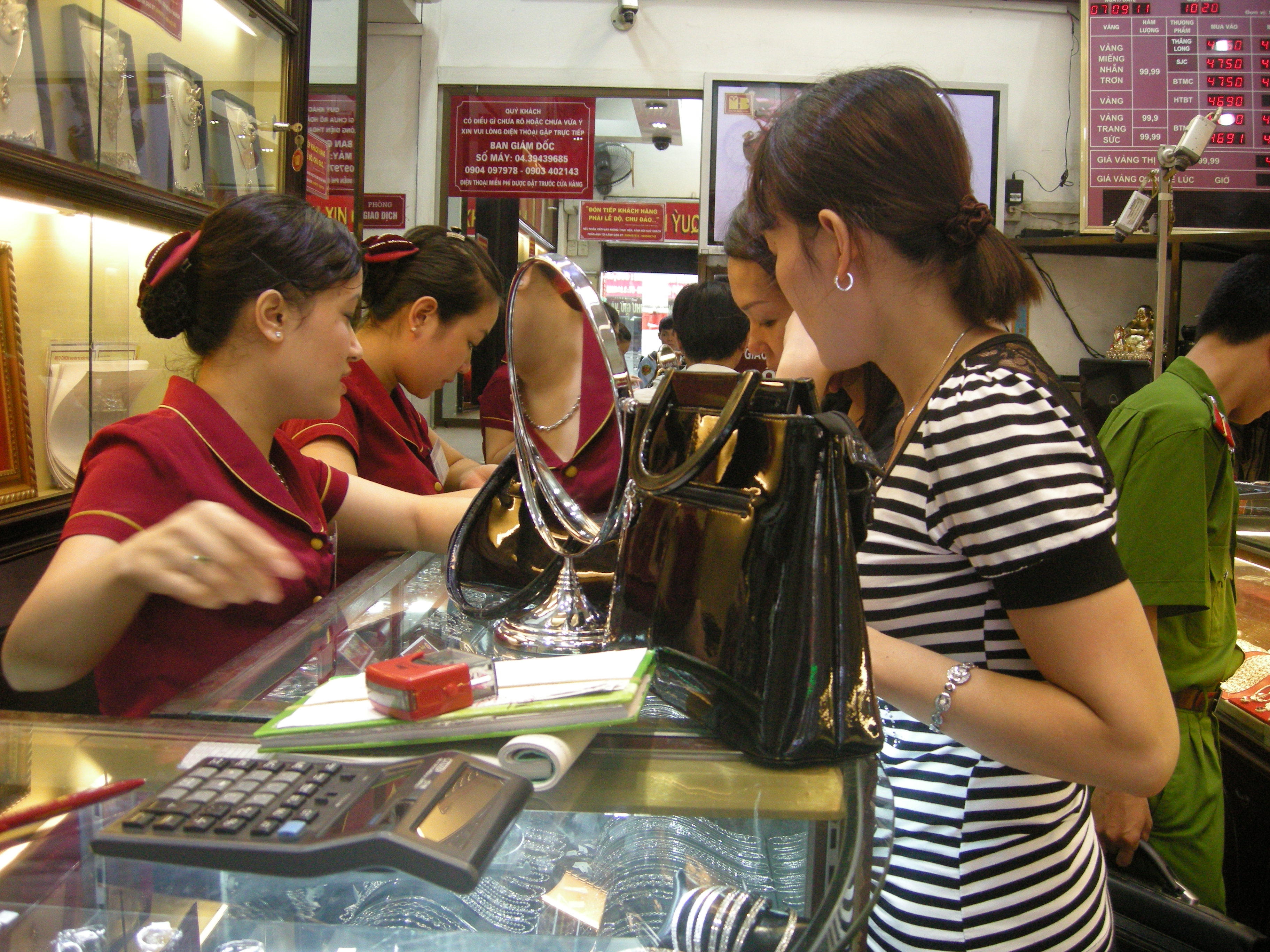 Giá vàng trong nước lùi về ngưỡng 35 triệu đồng lượng