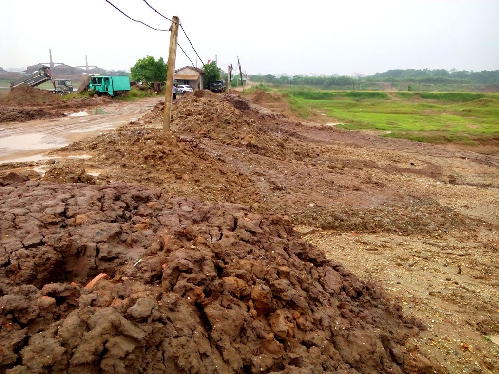 Hà Nội Phế thải xây dựng đang nuốt dần bãi sông Hồng