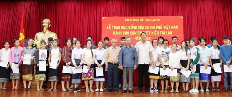 Trao học bổng Chính phủ Việt Nam cho con em Việt kiều tại Lào
