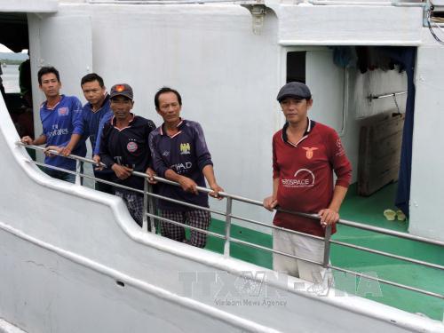 Đưa 15 ngư dân tàu cá Quảng Ngãi bị nạn về đất liền