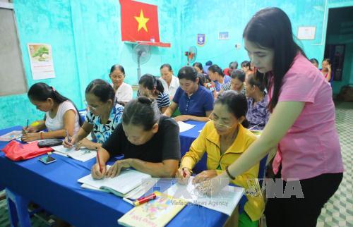 Cô giáo trẻ mở lớp xóa mù chữ cho ngư dân vùng biển