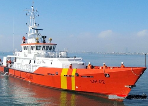 Cứu hộ kịp thời thuyền viên bị bệnh khi đang đánh bắt trên biển