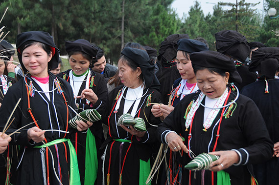 Trang nhã trang phục phụ nữ Sán Dìu
