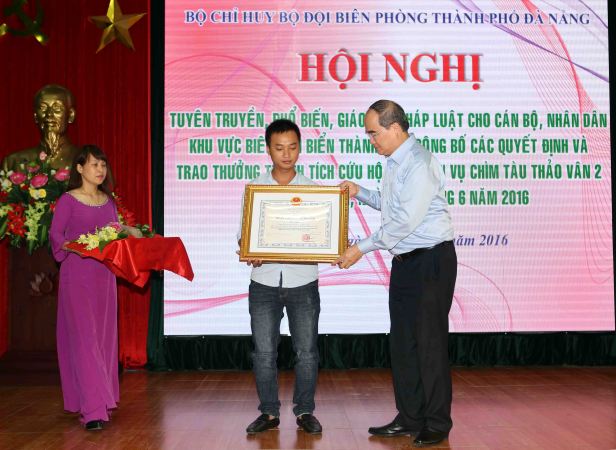 Trao tặng Huân chương Dũng cảm cho thuyền viên cứu người trên sông Hàn