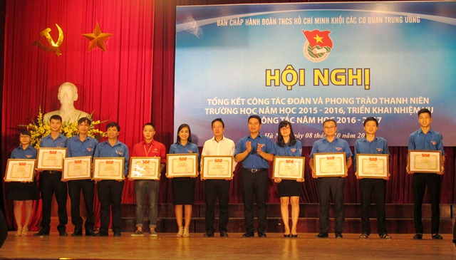 Khen thưởng nhiều tập thể, cá nhân có thành tích xuất sắc năm 2015- 2016