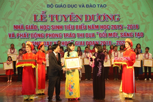 Tuyên dương, khen thưởng nhà giáo, học sinh tiêu biểu năm học 2015 - 2016