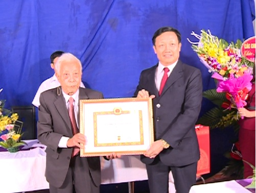 Trao huy hiệu 70 năm tuổi Đảng cho Đảng viên huyện Phù Cừ